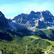 PRELUDIO<br />Venerdì 5 agosto partiamo in moto alla volta di Ponte di Legno: nonostante un bel valigione consegnato precedentemente ai suoceri, siamo belli carichi perché io mi devo portare tutto il necessario per le mie escursioni: imbrago, set da ferrata, caschetto e scarponi.<br />Prima di partire chiedo ai suoceri se per caso hanno loro una macchina fotografica digitale e, data la risposta affermativa, decido di portarmi dietro solamente una scheda SD, in modo da essere più leggero.<br /><br />Mercoledì 10 agosto, dopo più giorni di pioggia, finalmente arriva il sole ed io di buon'ora mi incammino per affrontare la ferrata del Sentiero dei Fiori, con la macchina fotografica dei suoceri, utilizzata anche il giorno precedente giusto per fare qualche scatto.<br /><br />Al passo del Tonale scatto una foto, poi l'obiettivo della macchina si chiude, si spegne e non si accenderà più per resto della giornata; evidentemente le batterie si erano già esaurite.<br /><br />Per fortuna avevo con me il mio fantastico N70 che, oltre a farmi da GPS, mi ha permesso di immortalare le vedute più belle della giornata, seppur con immagini non di grande qualità, ma sempre meglio di niente.<br />Se non avessi avuto nemmeno ill mio cellulare, mi sarei mangiato le mani, oltre che i suoceri...<br />In realtà, è soprattutto colpa mia dato che un paio di batterie stilo potevo anche comprarle per sicurezza.